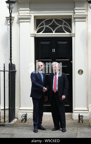 Il cancelliere Sajid Javid ci accoglie National Security Advisor John Bolton davanti a una riunione a Downing Street, Londra. Foto Stock