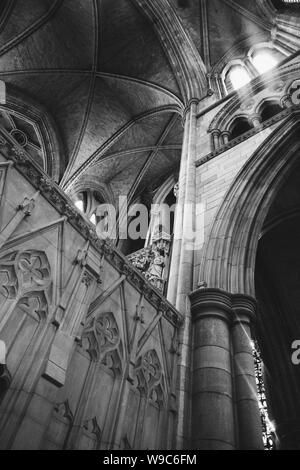 L'interno della Cattedrale di Truro in Inghilterra, Regno Unito in bianco e nero. Foto Stock