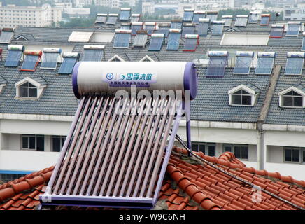 --FILE--energia solare di acqua calda sono visibili sulla parte superiore della zona residenziale di edifici di appartamenti a Yichang city, porcellane centrale provincia di Hubei, 9 giugno 2009. Ch Foto Stock