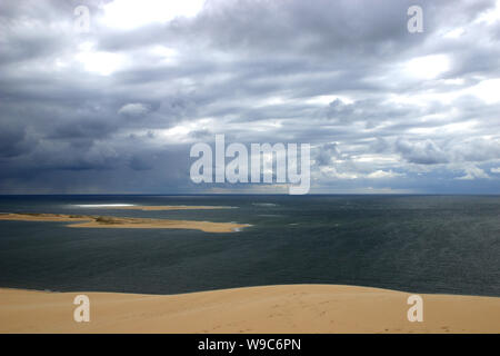 Il mare, coperto da nuvole temporalesche visto dalla parte superiore della Duna del Pilat (Landes della Guascogna, Francia) Foto Stock