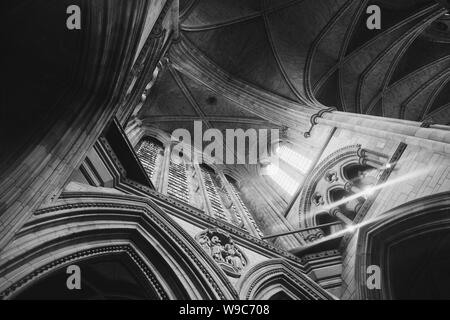 L'interno della Cattedrale di Truro in Inghilterra, Regno Unito in bianco e nero. Foto Stock