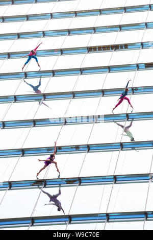 SYDNEY, Australia - agosto 20,2017: verticale dance company Bandaloop Ballando verso il basso dalla parte superiore di un 290ft alto grattacielo a Martin Place. Foto Stock