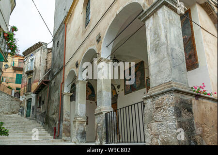 Scalinata stretta nei pressi della chiesa di Santa Lucia, patrona del borgo di Prezza. Provincia di l'Aquila, Abruzzo, Italia, Europa Foto Stock