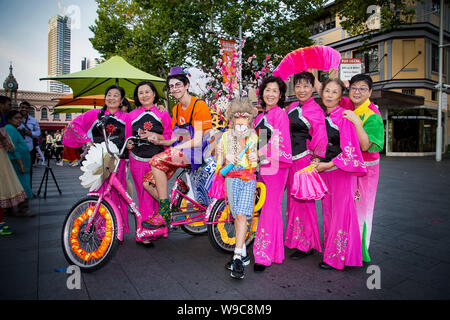 SYDNEY, Australia - MARZO 10,2017: interpreti preparare per la parata di apertura per Parramasala - un importante festival che celebra il multiculturalismo. Foto Stock