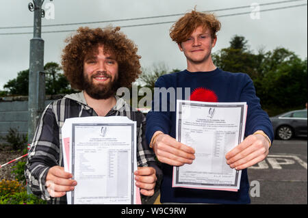 Schull, West Cork, Irlanda. 13 Ago, 2019. Quasi 59.000 studenti erano dovuti a ricevere la loro lasciando Cert risultati oggi, un giorno in anticipo rispetto agli anni precedenti. La ricezione dei loro risultati a Schull Community College erano James Kelly, Goleen ad Alex Maguire, Schull. Credito: Andy Gibson/Alamy Live News. Foto Stock