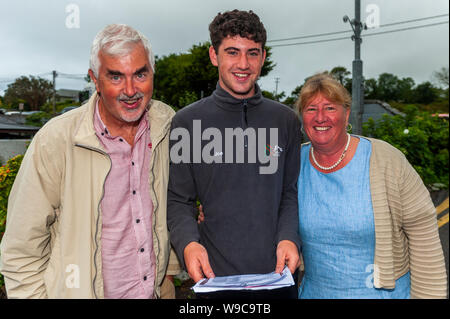 Schull, West Cork, Irlanda. 13 Ago, 2019. Quasi 59.000 studenti erano dovuti a ricevere la loro lasciando Cert risultati oggi, un giorno in anticipo rispetto agli anni precedenti. La ricezione dei loro risultati a Schull Community College erano Joe Arundel McSweeey con i suoi genitori Donal McSweeney e Catherine Arundel da Schull. Credito: Andy Gibson/Alamy Live News Foto Stock