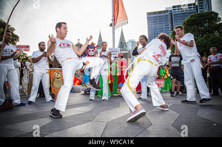 SYDNEY, Australia - MARZO 10,2017: Uomini dimostrando l'arte marziale Capoeira durante Parramasala - un importante festival che celebra il multiculturalismo. Foto Stock