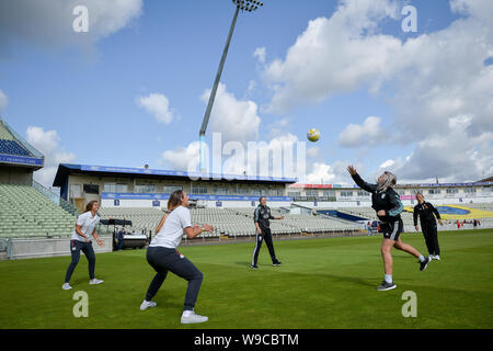 Inghilterra pallavolisti Jessica Grimson e Victoria Palmer giocare contro il Cricketers Sciver Nat, Dane Van Niekerk e Suzie Bates durante il Birmingham 2022 Giochi del Commonwealth annuncio a Edgbaston, Birmingham. Foto Stock