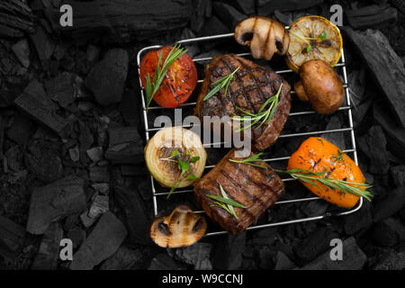 Piatto di laici ben fatto carne di manzo con verdure sulle braci Foto Stock