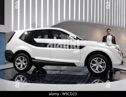 Un modello di posa con un grande muro Hover H7 al tredicesimo Shanghai industria automobilistica internazionale mostra, noto come auto Shanghai 2009, in Shanghai Foto Stock