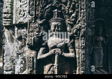 Primo piano sulla facciata ornamento particolare di Angkor Wat antico tempio in Cambogia. Foto Stock