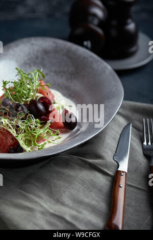 Insalata estiva di cocomero, strachatella formaggio, foglie di menta fresca e micro verdi. Vista da sopra con copia spazio. Foto Stock