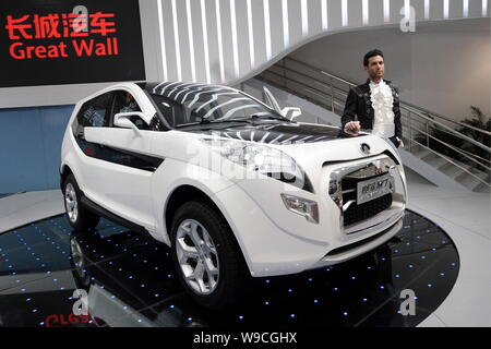 Un modello di posa con un grande muro Hover H7 al tredicesimo Shanghai industria automobilistica internazionale mostra, noto come auto Shanghai 2009, in Shanghai Foto Stock