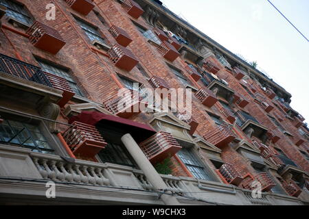 Vista di Wukang edificio, in precedenza chiamato Normandie appartamento edificio, nel corso di una ristrutturazione e manutenzione progetto in Cina a Shanghai, Mercoledì, 6 Ma Foto Stock