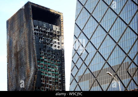 La televisione centro culturale che è stata bruciata accanto alla nuova torre di TVCC è visto sotto lavori di rinnovo di Pechino, Cina, 16 dicembre 2009. Mentre th Foto Stock