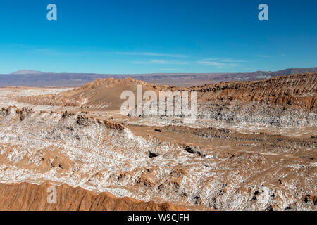 Deserto di Atacama paesaggio in Cile: la Valle della Luna area (Valle de la Luna), formazione geologica di pietre e sabbia situato nel sale mountain range Foto Stock