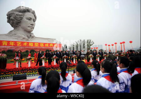 Studenti locali che guardare un 32-metro-alta statua del tardo leader cinese Mao Zedong nella sua gioventù durante la cerimonia di inaugurazione in Changsha, porcellane centrale Foto Stock