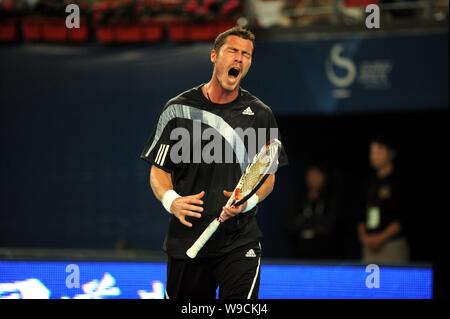 Marat Safin della Russia urla mentre competere contro Rafael Nadal di Spagna durante i quarti del mens singles del China Open 2009 a Beiji Foto Stock