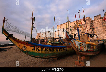 Coloratissime barche di pescatori di fronte a Fort William in Anomabu vicino a Cape Coast Cape Coast, in Ghana Foto Stock