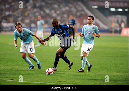 Samuel Etoo Fils di Inter e Milan FC, centro, irrompe attraverso Roberto BARONIO, sinistra e Mauro Matias Zarate, a destra del Lazio FC nella finale della Ital Foto Stock