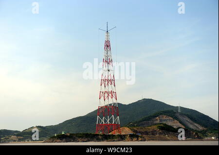 A 370 metri di altezza traliccio è visto in costruzione sul Monte Damaoshan (o Damao Montagna) nella città di Zhoushan, est Chinas nella provincia di Zhejiang, Monda Foto Stock