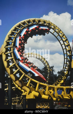 Il Cavatappi acciaio roller coaster ride, Alton Towers Resort, Staffordshire, Inghilterra, Regno Unito. Circa ottanta Foto Stock