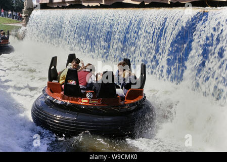 Il Grand Canyon Rapids, Alton Towers Resort, Staffordshire, Inghilterra, Regno Unito. Circa ottanta Foto Stock