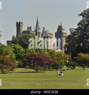 Il Castello di Cardiff visto da Bute Park, il Galles. Cymru. Regno Unito Foto Stock