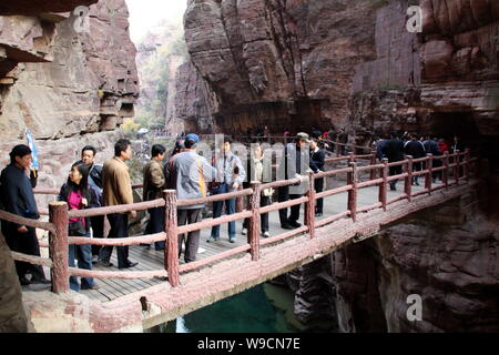 Turisti visitano il Yuntai montagna parco geologico in città Jiaozuo, porcellane centrale provincia di Henan, 8 novembre 2008. Foto Stock