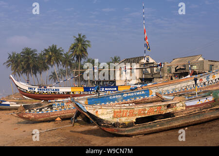 Colorate barche da pesca in Prampram vicino a Accra, Ghana Foto Stock