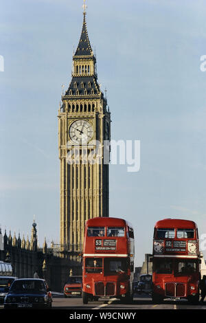 L'AEC Double-decker bus Routemaster sul Westminster Bridge passando il Big Ben, la Casa del Parlamento, Londra, Inghilterra, Regno Unito. Circa ottanta Foto Stock