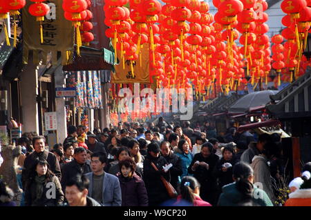 La folla di turisti visitano il Hefang Street, un attranction per lo shopping e il cibo in Hangzhou, est Chinas nella provincia di Zhejiang, 1 gennaio 2009. R Foto Stock