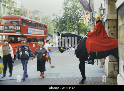 A montato guardsman della vita delle guardie di sentinella, Horse Guards, Whitehall. Londra, Inghilterra, Regno Unito. Circa ottanta Foto Stock
