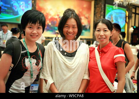 Il giapponese ex numero di un giocatore di tennis Kimiko Date Krumm, centro, pone con ventole durante un banchetto di benvenuto del Guangzhou International Womens ope Foto Stock