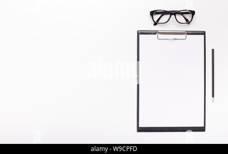 Appunti di carta bianca con uno spazio vuoto per il testo su sfondo Foto Stock
