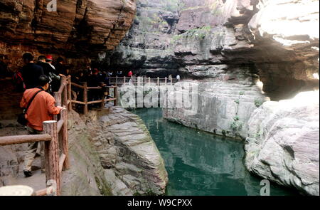 Turisti visitano il Yuntai montagna parco geologico in città Jiaozuo, porcellane centrale provincia di Henan, 13 ottobre 2009. Foto Stock