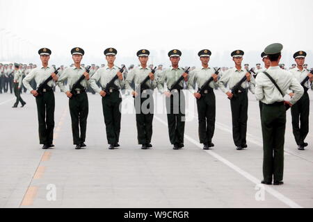 Cinese poliziotti paramilitari esercizio durante una parata militare sessione di formazione presso il villaggio di parata a Pechino in Cina, 2 settembre 2009. Un grand Foto Stock