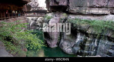 Turisti visitano il Yuntai montagna parco geologico in città Jiaozuo, porcellane centrale provincia di Henan, 13 ottobre 2009. Foto Stock