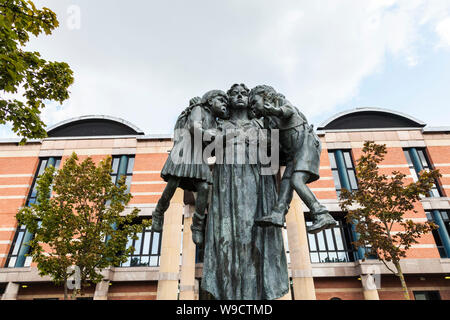 Scale di giustizia statua al di fuori dei tribunali combinato edificio in Middlesbrough,l'Inghilterra,UK Foto Stock