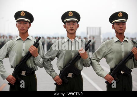 Cinese poliziotti paramilitari esercizio durante una parata militare sessione di formazione presso il villaggio di parata a Pechino in Cina, 2 settembre 2009. Un grand Foto Stock