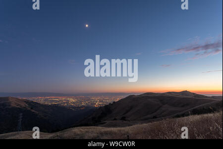 La vista del tramonto sopra il centro cittadino di San Jose di notte Foto Stock