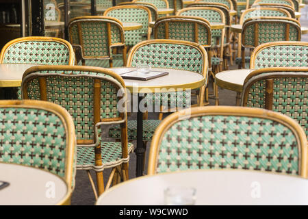 Vuoto Parigi cafe - svuotare la terrazza di un caffè parigino al mattino. In Francia, in Europa. Foto Stock