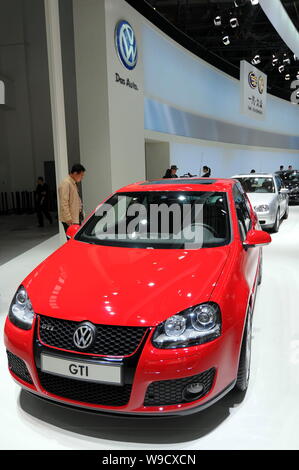 --FILE--una Volkswagen Golf GTI è visibile sul display presso il Beijing International Automotive Exhibition 2008, noto come Auto China 2008, a Pechino, Cina Foto Stock