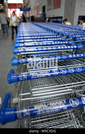 --FILE--carrelli di shopping sono visti in un Wal-Mart Supercenter nella città di Fuzhou, sudest Chinas provincia del Fujian, 30 dicembre 2008. Wal-Mart, i mondi l Foto Stock