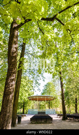 Il dallo stile eclettico bandstand nel Parco di Bruxelles, Belgio, è stato costruito nel 1841 dal famoso architetto belga Jean-Pierre Cluysenaar. Foto Stock