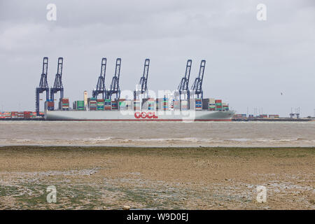 Nave portacontainer OOCL Regno Unito ormeggiata al porto di Felixstowe, Suffolk, Regno Unito Foto Stock