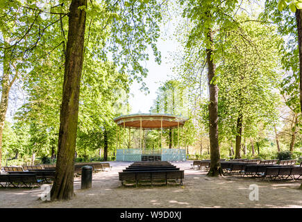 Il dallo stile eclettico bandstand nel Parco di Bruxelles, Belgio, è stato costruito nel 1841 dal famoso architetto belga Jean-Pierre Cluysenaar. Foto Stock