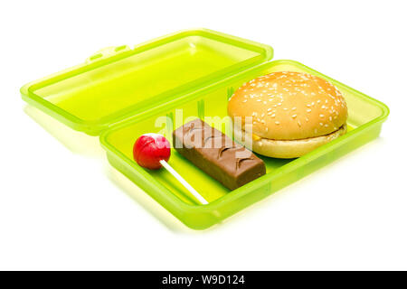 Lunchbox verde per bambini con contenuto di malsano su sfondo bianco, isolato Foto Stock