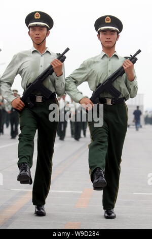 Cinese poliziotti paramilitari esercizio durante una parata militare sessione di formazione presso il villaggio di parata a Pechino in Cina, 2 settembre 2009. Un grand Foto Stock