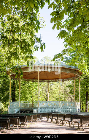 Il dallo stile eclettico bandstand nel Parco di Bruxelles, Belgio, è stato costruito nel 1841 dal famoso architetto belga Jean-Pierre Cluysenaar. Foto Stock